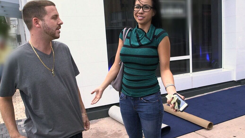 21P MILF Sexy em óculos Kimmy Lee sopra pau
