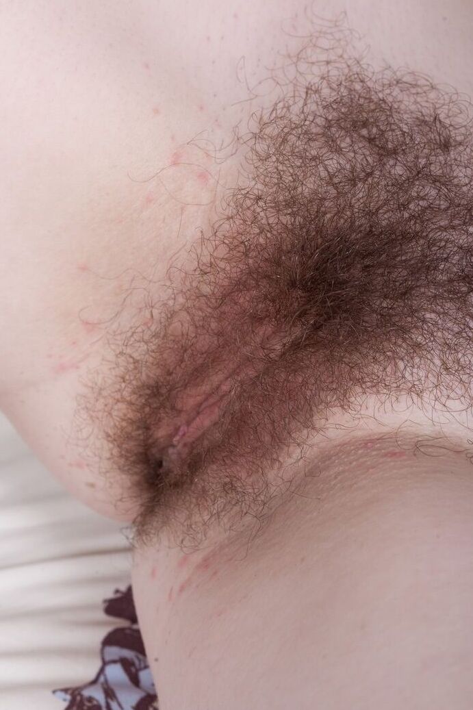 18P Ruiva MILF com peitos grandes Elouisa mostra sua vagina peluda de perto