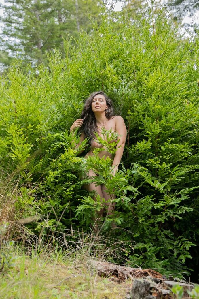 21P La amateur bodacious Nikki Silver provocando desnuda con sus dulces tetas al aire libre