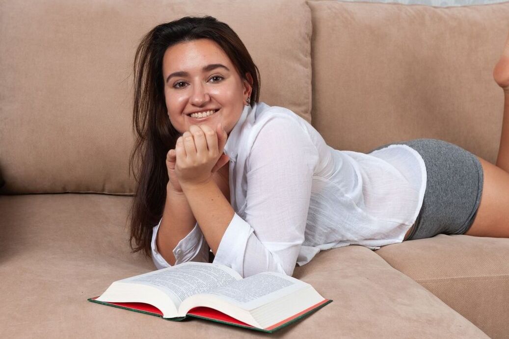 21P A adolescente sexy Ramira exibe seus seios lindos e esfrega sua buceta peluda