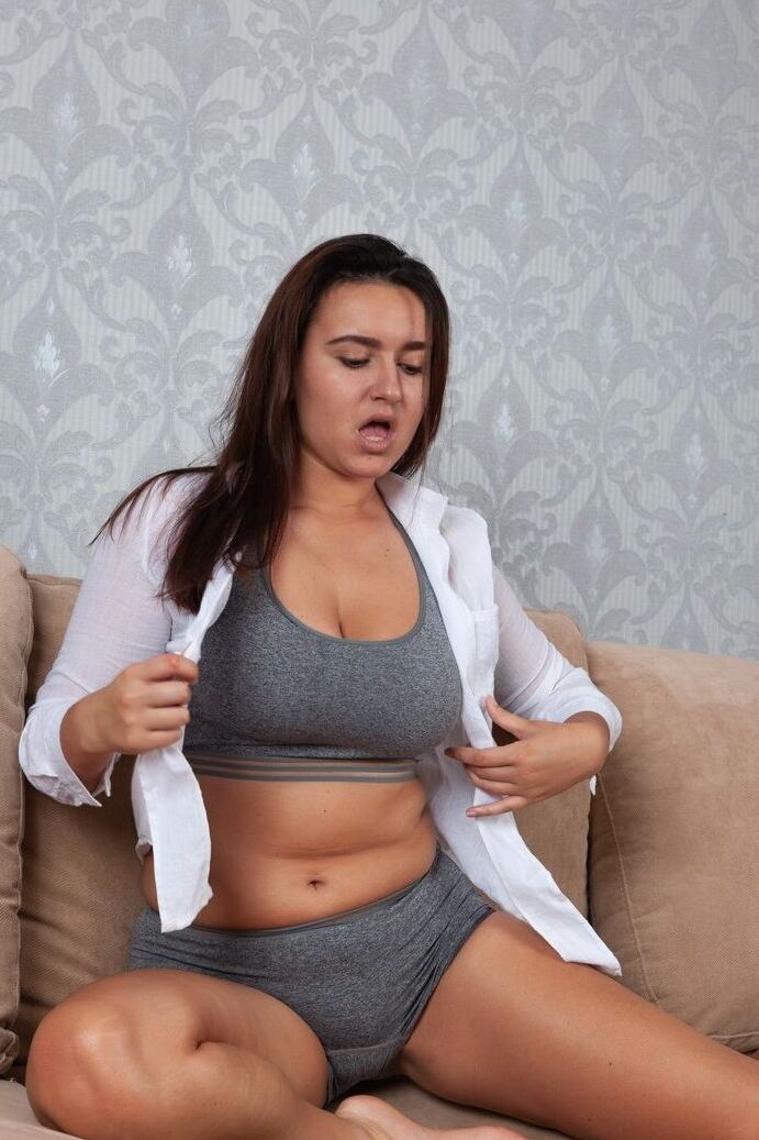 21P A adolescente sexy Ramira exibe seus seios lindos e esfrega sua buceta peluda