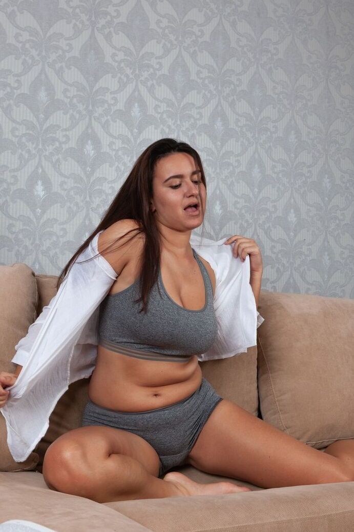 21P A adolescente sexy Ramira exibe seus seios lindos e esfrega sua buceta peluda