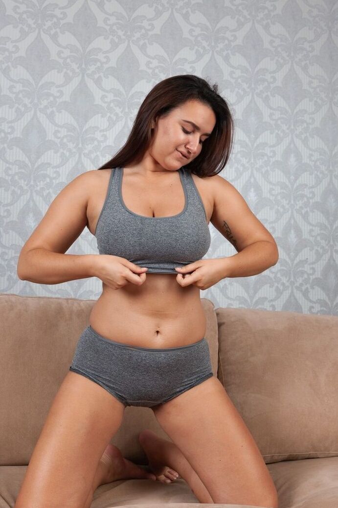 21P A adolescente sexy Ramira exibe seus seios lindos e esfrega sua buceta peluda