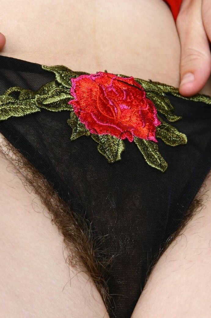 21P Naughty slim MILF Sasha dando vistas excitantes de sua buceta enormemente peluda
