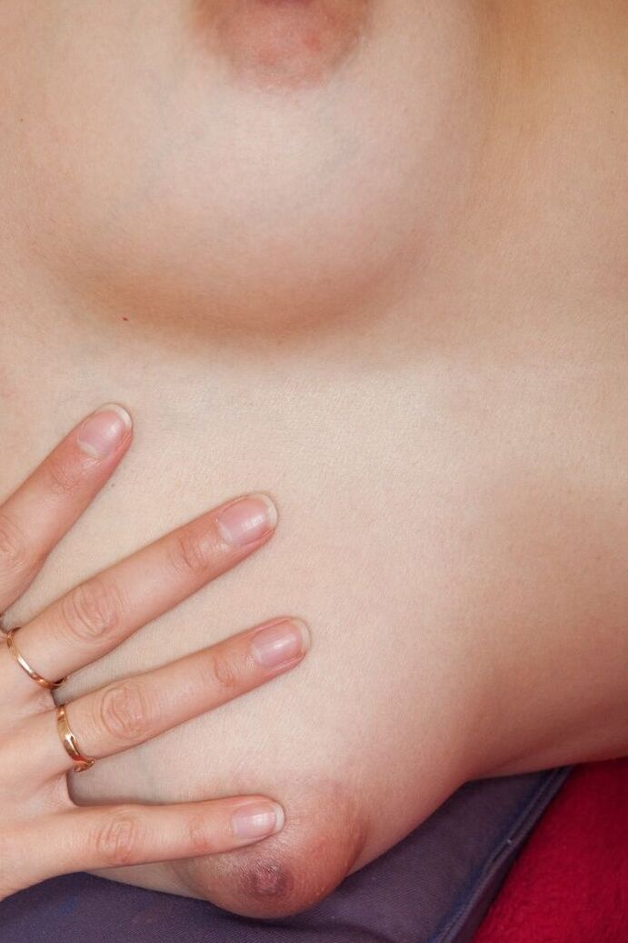 18P Köstliche Amateur-Blondine Gloria zieht sich aus