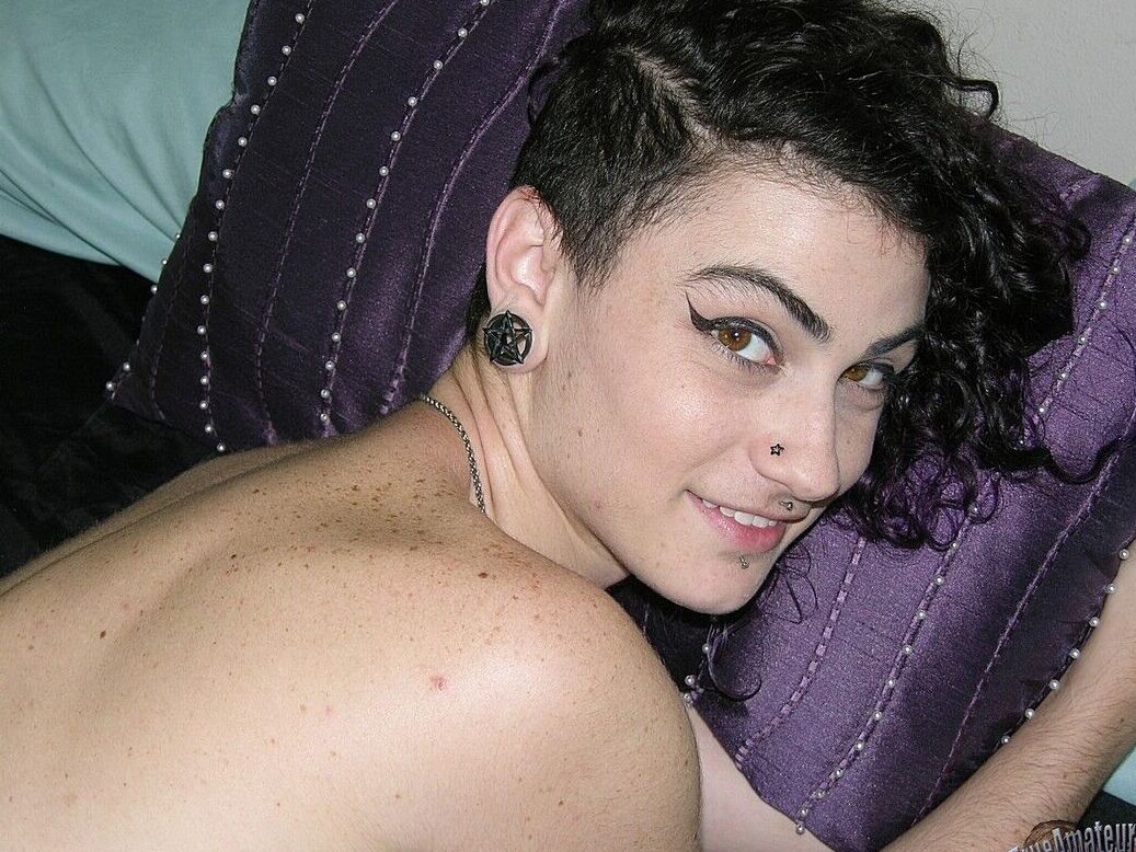 16P A garota amadora Lydia revela calcinhas fofas enquanto fica completamente nua
