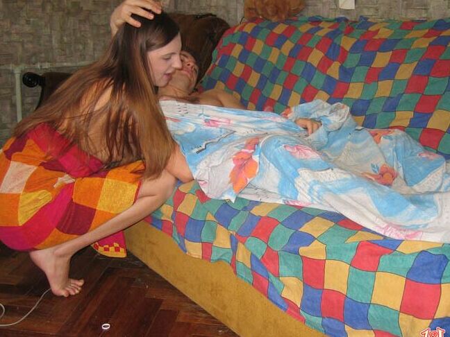 16P Jovem excitada acorda o namorado para uma foda urgente