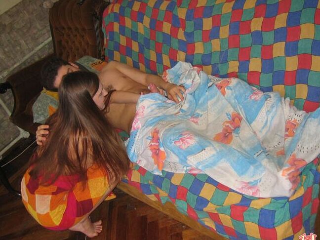 16P Jovem excitada acorda o namorado para uma foda urgente