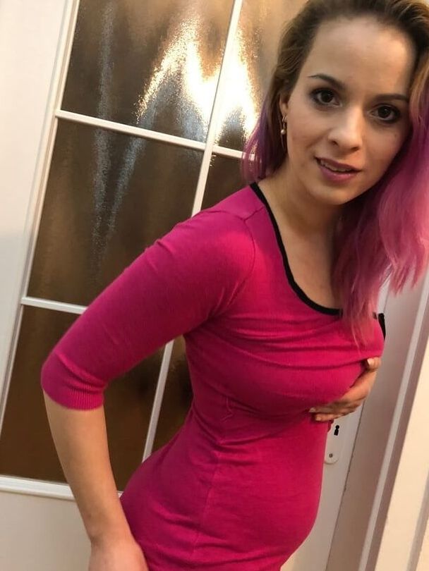 21P Amadora de cabelo rosa mostra seus peitos grandes