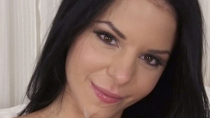 16P La jeune brune Jessica Swan se met à genoux pour faire sa première pipe
