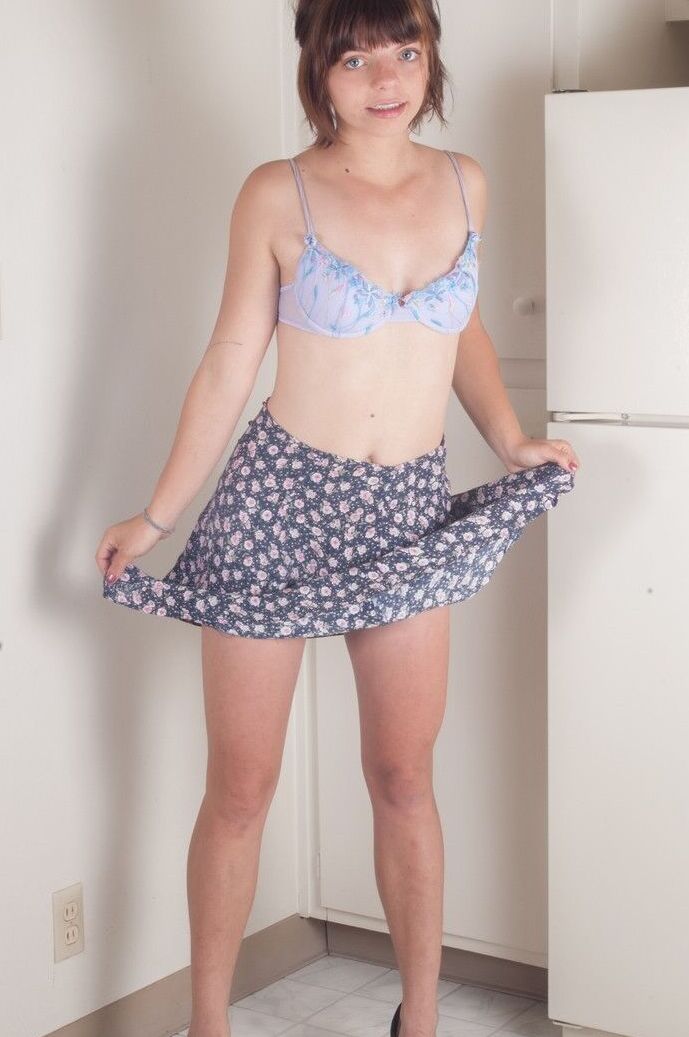 18P Hottie Ivan tira linda saia e blusa antes de revelar seus buracos peludos