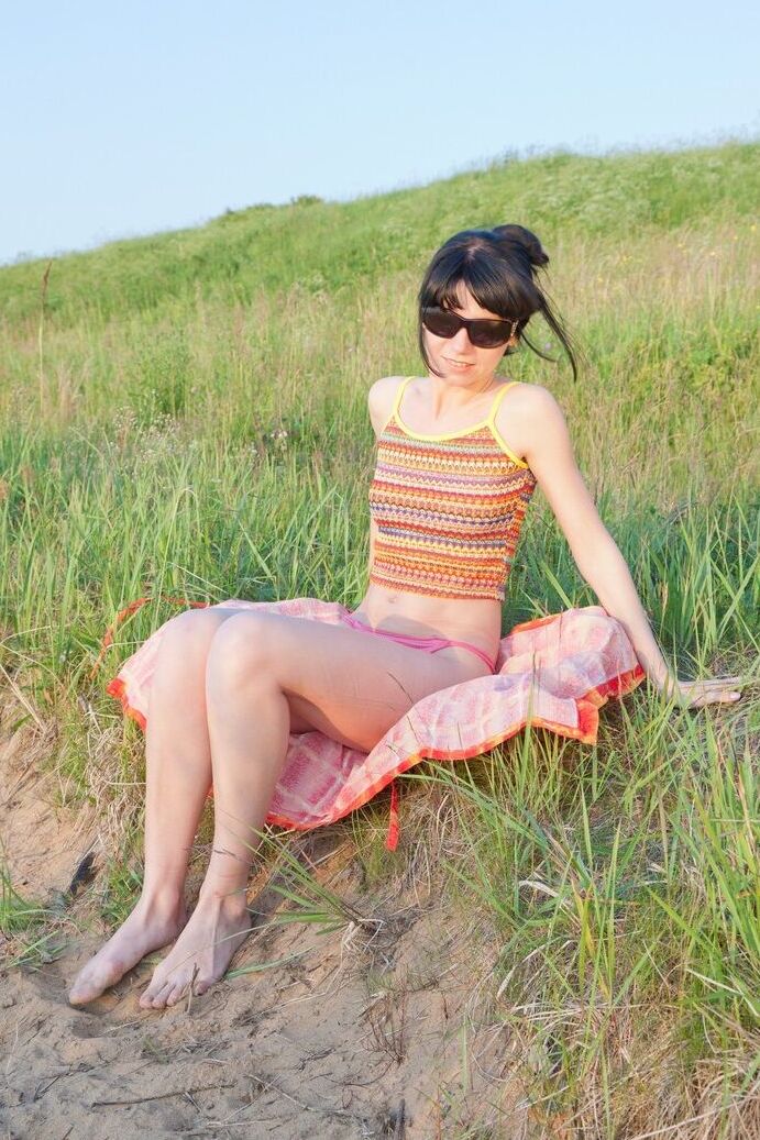 17P 小さなおっぱいのセクシーな妻のボニャがピクニックでストリップして茂みで誘惑する