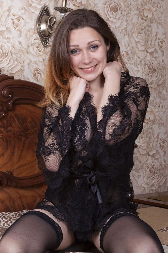 21P A beleza amadora Sharon Rosie tira sua lingerie de renda