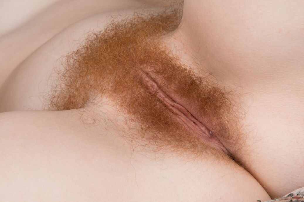 18P Ruiva fofa Roxanne escova seus cabelos