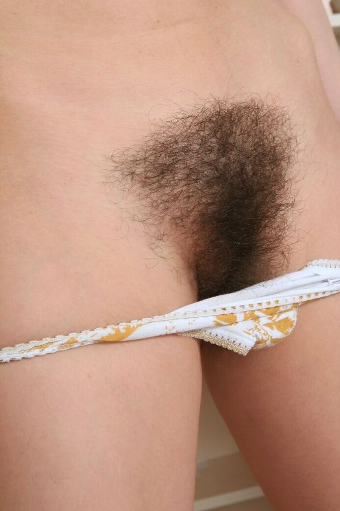 17P Beleza peituda Claire remove jeans