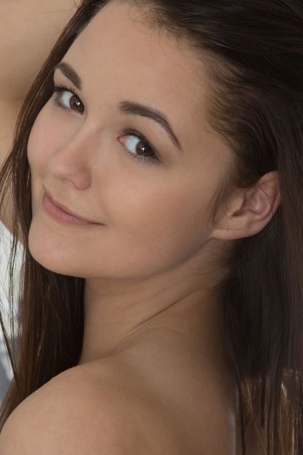 20P La adorable adolescente Olivia le mete dos dedos en su húmedo coño una vez desnuda