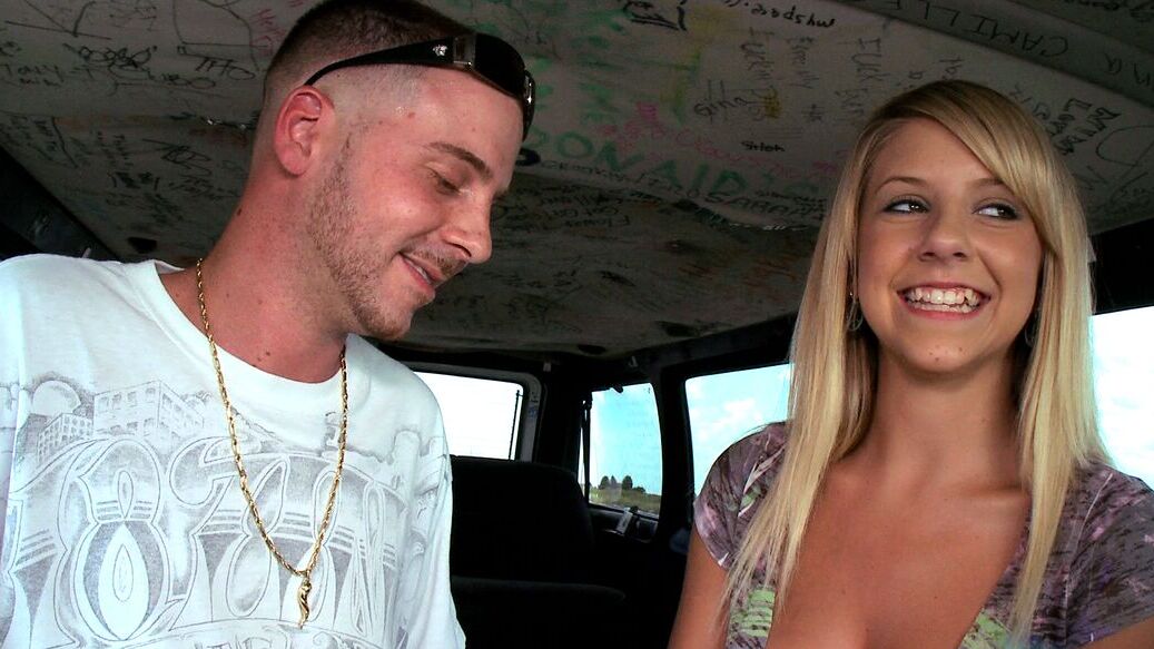 21P La sexy rubia con grandes naturales Tessa Taylor monta una polla con condón en un auto
