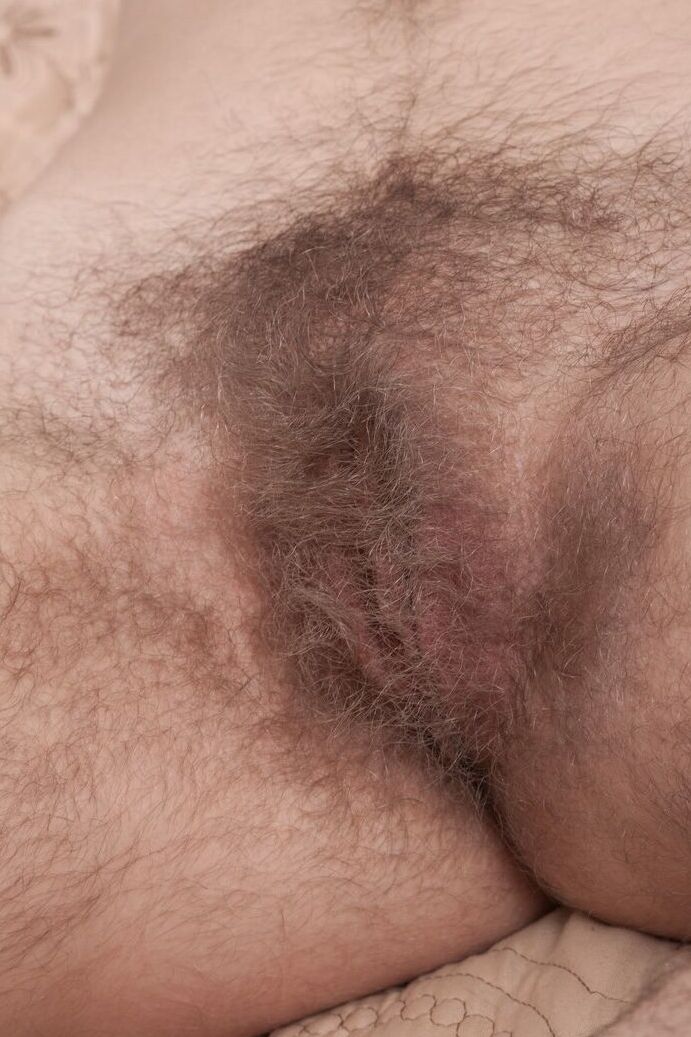 17P La brune naturelle Sirena montre ses jambes et ses doigts super poilus, son trou d'amour poilu