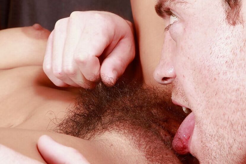 16P Die freche Amateurin lässt sich ihre haarige Muschi spannen und bekommt Sperma auf ihre Füße