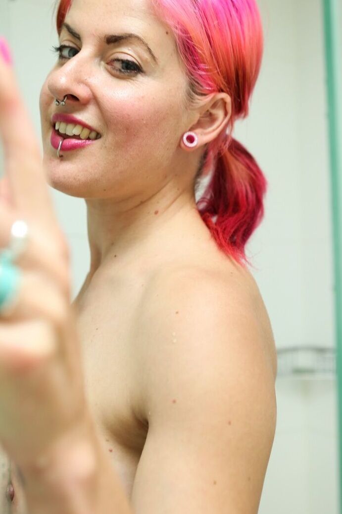 18P Fille aux cheveux roses et au corps sexy Zahra Stardust montre ses seins dans la salle de bain