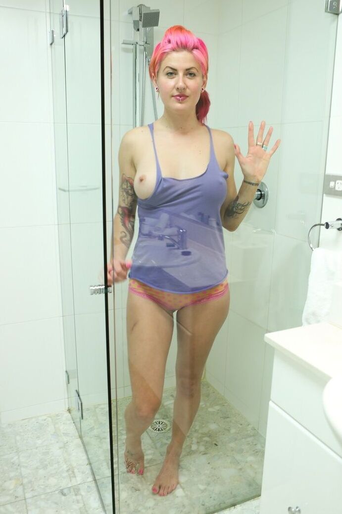18P Fille aux cheveux roses et au corps sexy Zahra Stardust montre ses seins dans la salle de bain