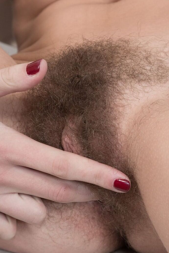 17P La caliente manitas Lillian Vi se baja los pantalones vaqueros para meterse los dedos en un arbusto peludo en primer plano