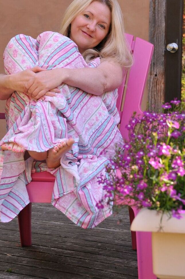 20P Tasty Trixie, une femme plus âgée, enlève sa chemise de nuit pour poser nue sur une terrasse