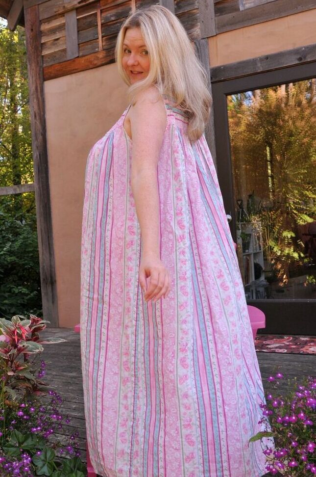 20P Tasty Trixie, une femme plus âgée, enlève sa chemise de nuit pour poser nue sur une terrasse