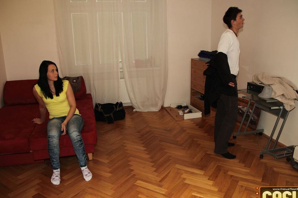 21P Adolescente amateur de tetas pequeñas Simone K cabalga la polla de su novio