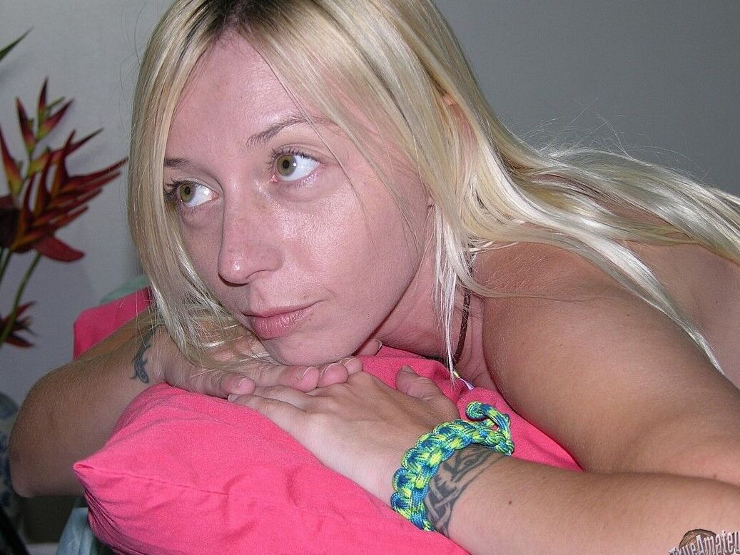16P Mulher loira agarra a bunda nua depois de ficar totalmente nua pela primeira vez