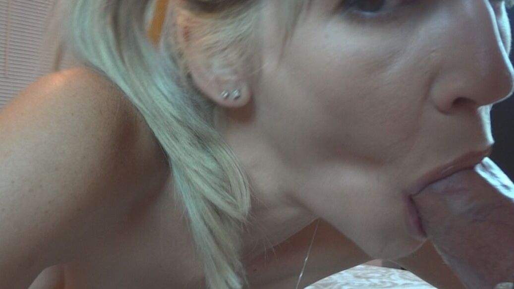 16P Petite Lover Pequeña MILF recibe un creampie