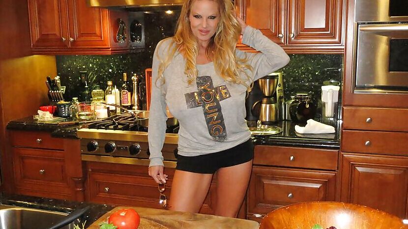 16P La madura amateur vestida Kelly Madison muestra sus grandes tetas en la cocina
