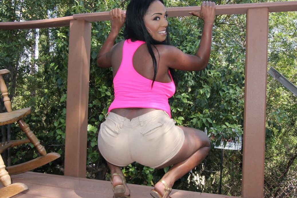 21P Der großärschige Ebenholz-Layton Benton hüpft auf einem großen schwarzen Schwanz