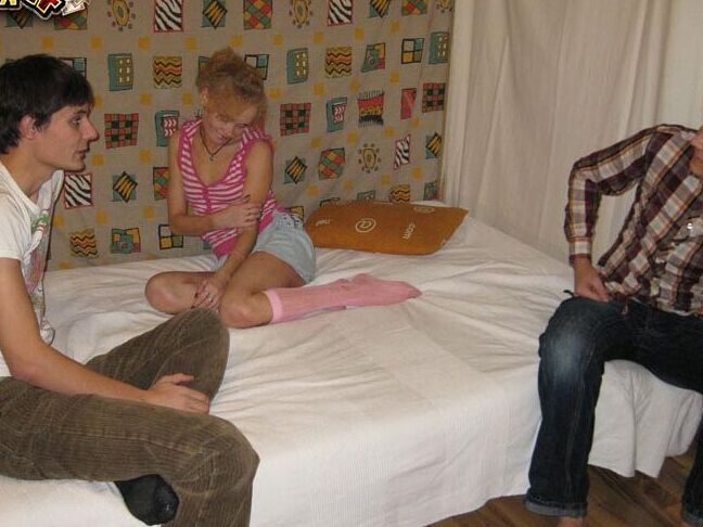 16P Joven rubia tiene sexo con un chico con calcetines rosas ante su novio perdedor