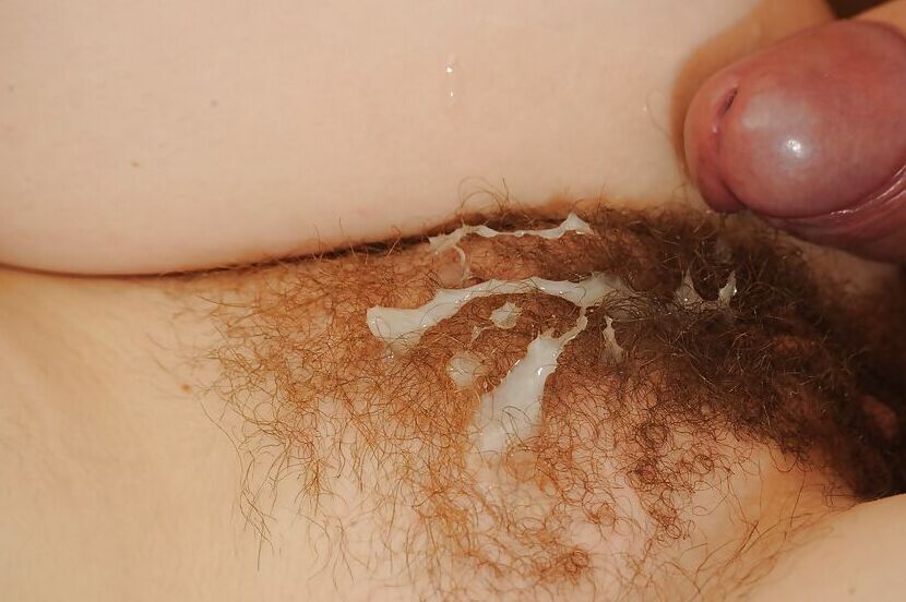 16P La debutante Samanta se inclina para follar su coño peludo a lo perrito