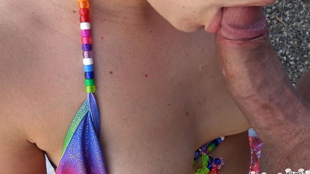 15P La blonde Yummy Couple se fait éjaculer sur ses doux seins naturels au bord de la piscine