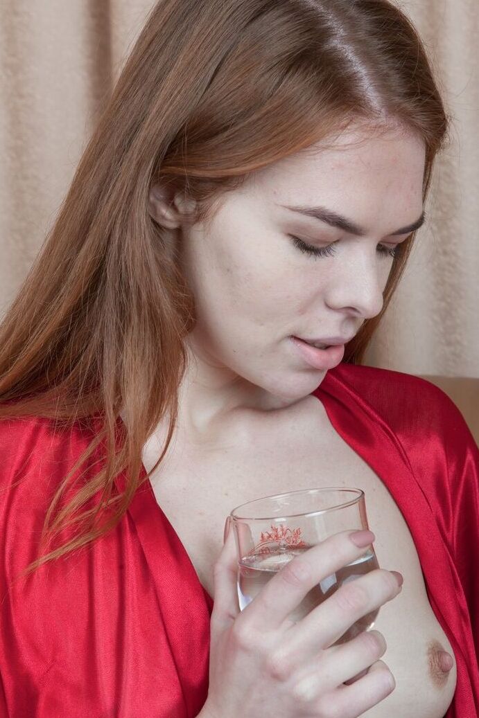 18P 貧乳の赤毛オギル・バステッドが毛むくじゃらの陰部を見せてオナニー