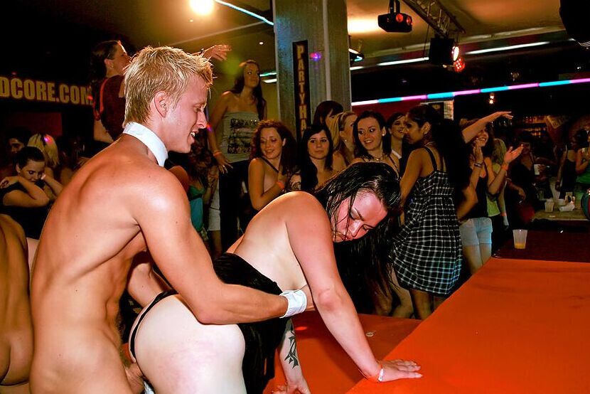 16P Aficionados lujuriosos se meten en una orgía de sexo salvaje con strippers en el club