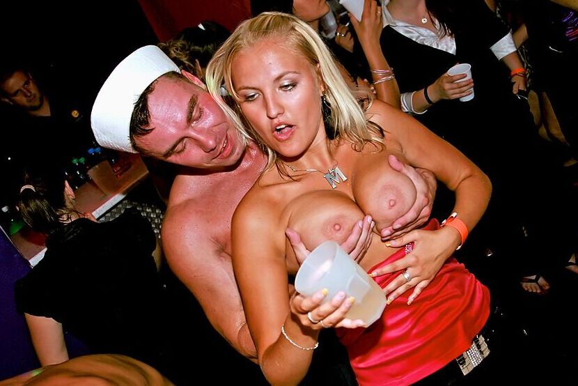 16P Aficionados lujuriosos se meten en una orgía de sexo salvaje con strippers en el club