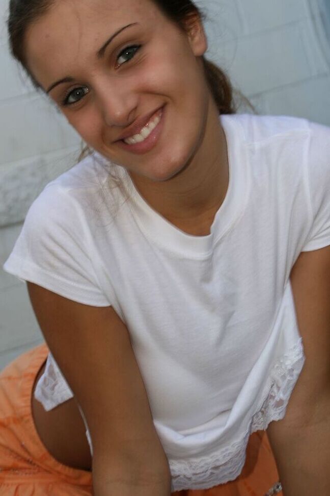16P La tetona amateur Andie abre su coño antes de mostrar su culo caliente al aire libre