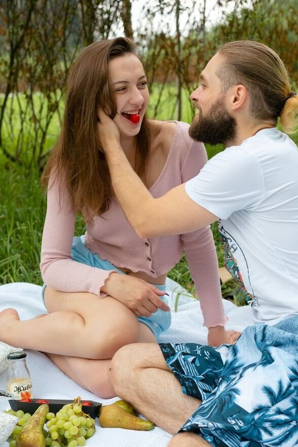 16P La adolescente desnuda Alice Kingsly y su hombre tienen sexo sobre una manta durante un picnic