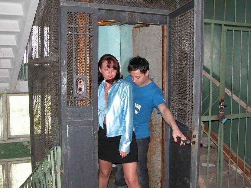 10P Adolescente desagradável fodendo no elevador sujo