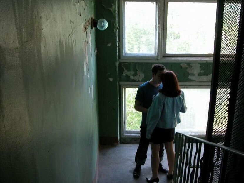 10P Adolescente desagradável fodendo no elevador sujo