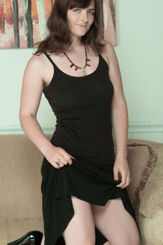 21P A morena de pele clara Snow tira o vestido preto e espalha bem o seu arbusto peludo