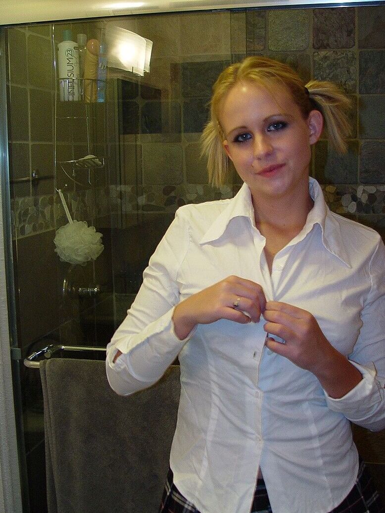 17P Colegial loira com peitos pequenos Lisa brincando com sua vulva debaixo do chuveiro
