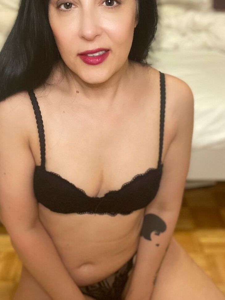20P A mulher mais velha sexy, Seska, exibe a planta dos pés antes de fazer topless