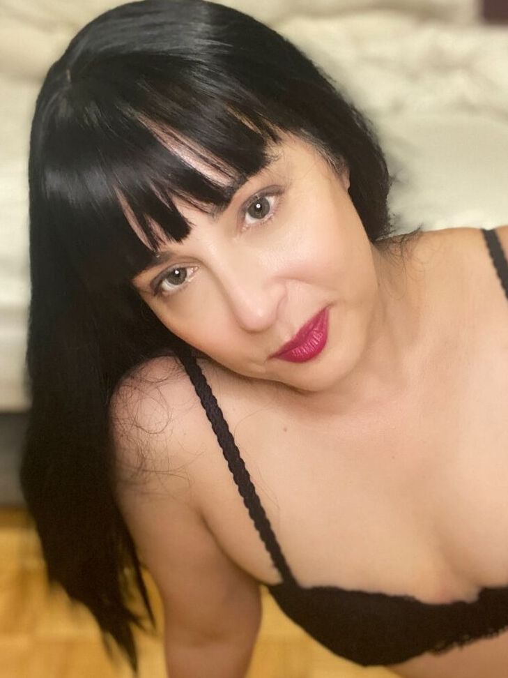 20P A mulher mais velha sexy, Seska, exibe a planta dos pés antes de fazer topless