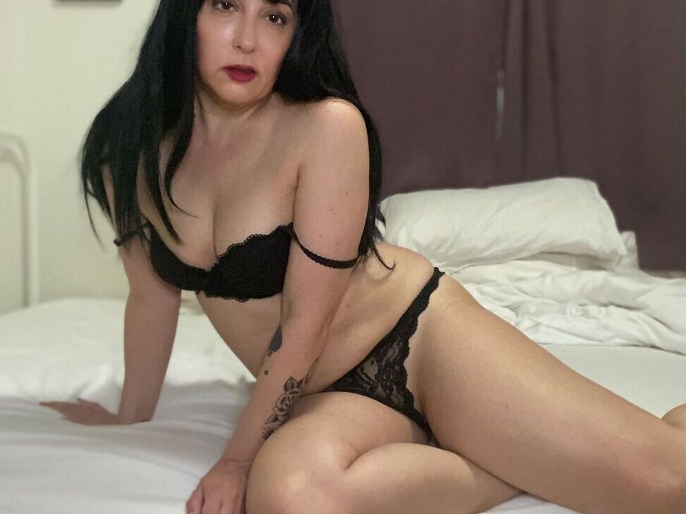 20P A mulher mais velha sexy, Seska, exibe a planta dos pés antes de fazer topless