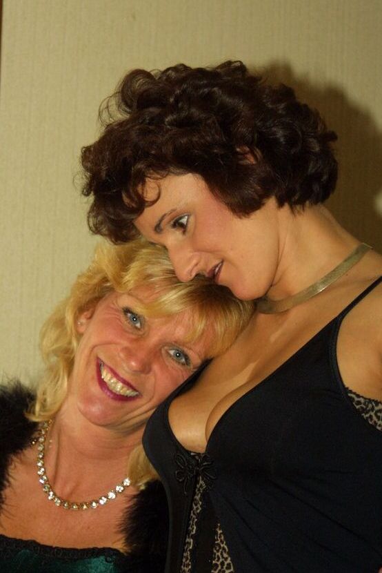 20P Lesbianas maduras se besan durante un encuentro en una habitación de motel en medias de nailon