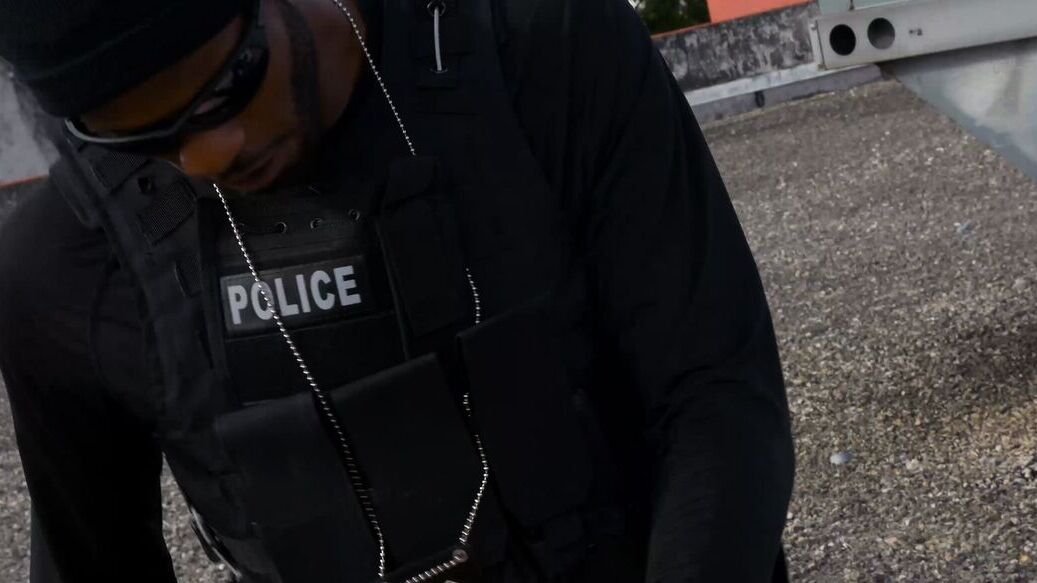 21P A loira Kiki Parker tem a garganta e a buceta recheadas por dois policiais negros